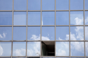 Deutschland, Nordrhein-Westfalen, Glasfassade mit offenem Fenster - WIF000100