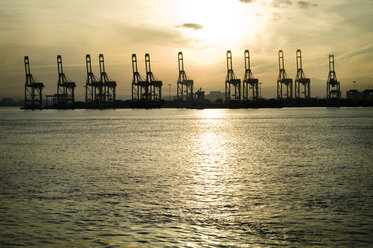 Malaysia, Penang, Hafen bei Sonnenaufgang - RN001276
