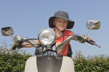 Glücklicher Junge auf Motorroller - LAF000143