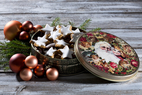 Sternförmige Zimtplätzchen in einer Weihnachtsdose, Studioaufnahme - MAEF007299