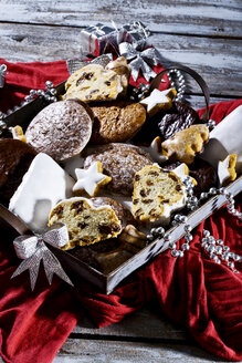 Weihnachtsgebäck, Christstollen und Lebkuchen auf einem Metalltablett, Studioaufnahme - MAEF007295