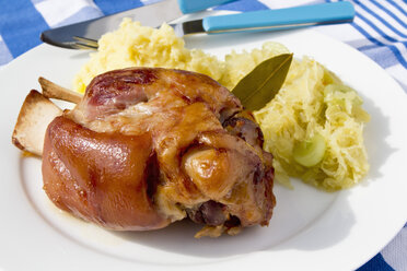 Schweinshaxe mit Sauerkraut und Püree auf dem Tisch - CSF020039