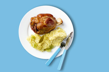 Schweinshaxe mit Sauerkraut und Püree auf dem Tisch - CSF020038