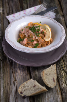 Hausgemachte Tomaten-Tagliatelle mit Lachsrahmsauce - ODF000530