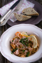 Hausgemachte Tomaten-Tagliatelle mit Lachsrahmsauce - ODF000529