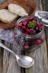 Rote-Bete-Salat im Einmachglas mit Olivenbrot - ODF000528