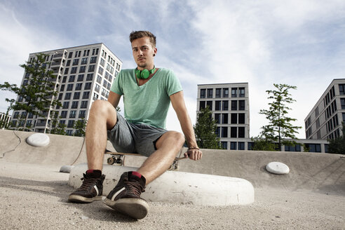 Deutschland, Bayern, München, Junger Mann mit Skateboard - RBF001380