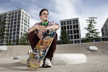 Deutschland, Bayern, München, Junger Mann mit Skateboard - RBF001341