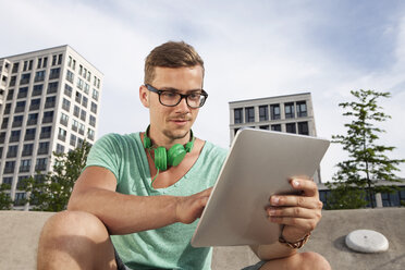 Deutschland, Bayern, München, Junger Mann mit Tablet-Computer im Freien - RBF001331