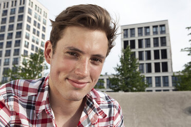 Germany, Bavaria, Munich, Smiling young man outdoors, portrait - RBF001327