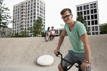 Germany, Bavaria, Munich, Young man with BMX bicycle - RBF001324