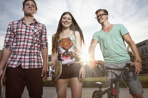 Deutschland, Bayern, München, Freunde mit Skateboard und BMX-Fahrrad, lizenzfreies Stockfoto