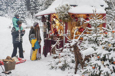 Austria, Altenmarkt, family at Christmas market - HHF004641