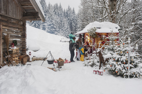 Österreich, Altenmarkt, Familie auf dem Weihnachtsmarkt, lizenzfreies Stockfoto