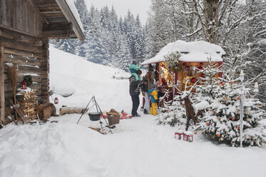 Österreich, Altenmarkt, Familie auf dem Weihnachtsmarkt - HHF004642