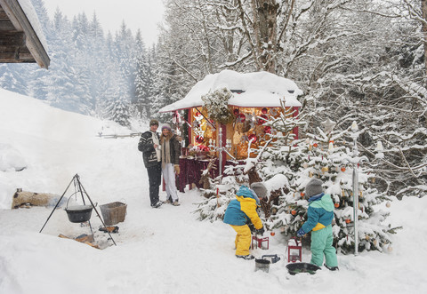 Österreich, Altenmarkt, Familie auf dem Weihnachtsmarkt, lizenzfreies Stockfoto