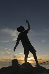 Frankreich, Bretagne, Landeda, Mann balanciert auf Slackline am Strand - LAF000139