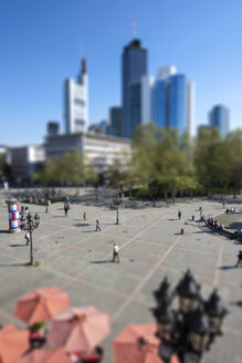 Deutschland, Hessen, Frankfurt, Tilt-Shift-Ansicht des Opernplatzes - AMF000951