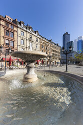 Deutschland, Hessen, Frankfurt, Opernplatz mit Springbrunnen - AMF000955