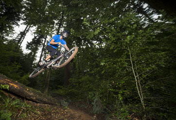 Cyclist on a Mountainbike driving through a forest - STSF000148