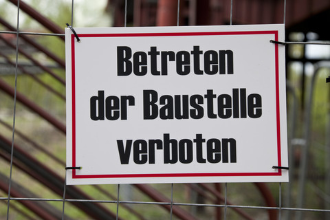 Deutschland, Essen, Verbotsschild am Zaun, lizenzfreies Stockfoto