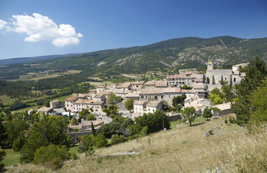 Frankreich, Provence, Vaucluse, Stadtbild von Aurel - DHL000078