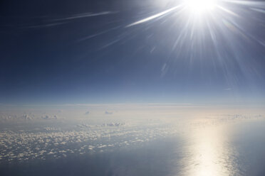 Wolkenlandschaft und Sonne über dem Mittelmeer - STB000061
