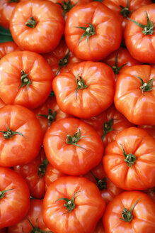 Frankreich, Provence, Côte d'Azur, Cavalaire, Tomaten auf dem Markt - DHL000080