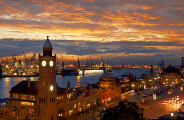 Germany, Hamburg, St. Pauli with harbor in the evening - ALEF000075