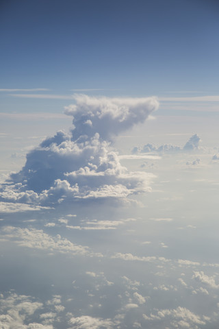 Wolkenlandschaft über dem Mittelmeer, lizenzfreies Stockfoto