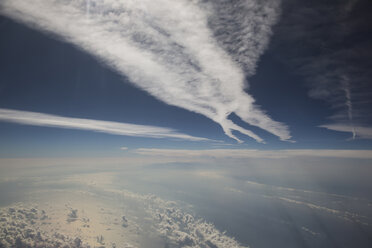 Wolkenlandschaft und Kondensstreifen über dem Mittelmeer - STB000064