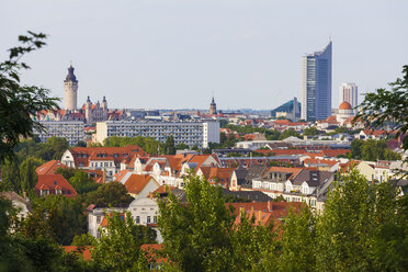 Deutschland, Sachsen, Leipzig, Blick vom Fockeberg auf Neues Rathaus und City-Hochhaus - WDF001979