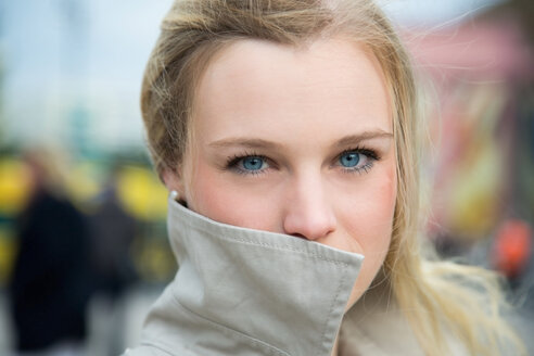 Deutschland, Berlin, Porträt einer blonden Frau - NGF000036