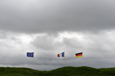 Frankreich, Lothringen, Departement Meuse, Verdun, deutsche, französische und europäische Flaggen über Fort Douaumont - LB000293