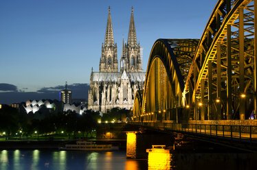 Germany, Cologne, View of Cologne Cathedral and Hohenzollern Bridge with River Rhine - ODF000540