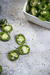 Geschnittene und ganze Jalapeno-Chilis (Capsicum annuum), Studioaufnahme - SBDF000245