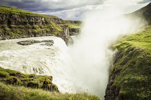 Island, Gullfoss Wasserfall - MBEF000746