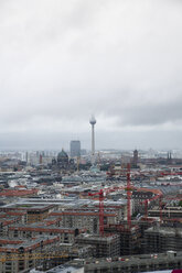 Deutschland, Berlin, Blick auf Fernsehturm, davor Baukräne - MYF000027