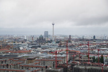 Deutschland, Berlin, Blick auf Fernsehturm, davor Baukräne - MYF000028