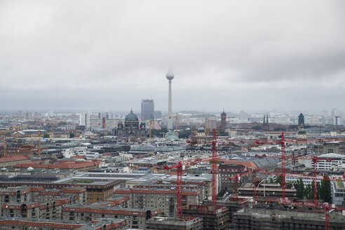 Deutschland, Berlin, Blick auf Fernsehturm, davor Baukräne - MYF000028