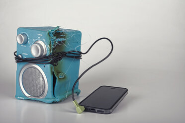 Melted speaker with smartphone - ONF000231