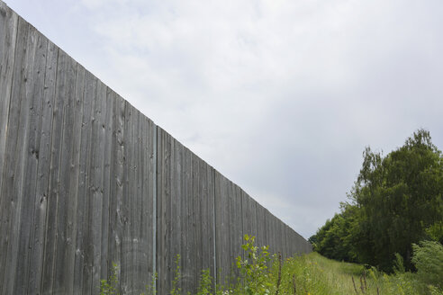 Deutschland, Bayern, Dornach, Langfeldzaun - AXF000504