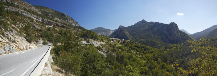 Frankreich, Alpes-de-Haute-Provence, Route Napoleon bei Entrevaux - DHL000089