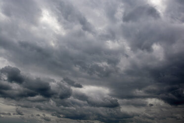 Deutschland, Bayern, Aschheim, grau bewölkter Himmel - AXF000507