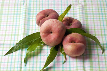 Weinbergpfirsiche (Prunus persica) auf einem Tisch, Studioaufnahme - CSF020085