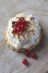 Meringue-Törtchen mit roten Johannisbeeren auf Holz, Studioaufnahme - CSF020096