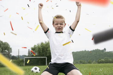 Junge in Fußballtrikot jubelt auf Fußballplatz - PDF000462