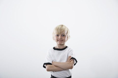 Selbstbewusster Junge im Fußballtrikot, lizenzfreies Stockfoto