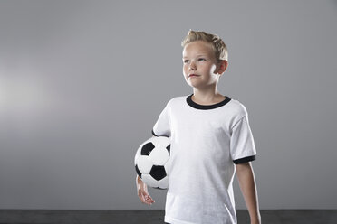 Junge im Fußballtrikot hält Ball - PDF000487