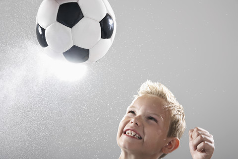 Junge im Kopfball-Fußball, lizenzfreies Stockfoto